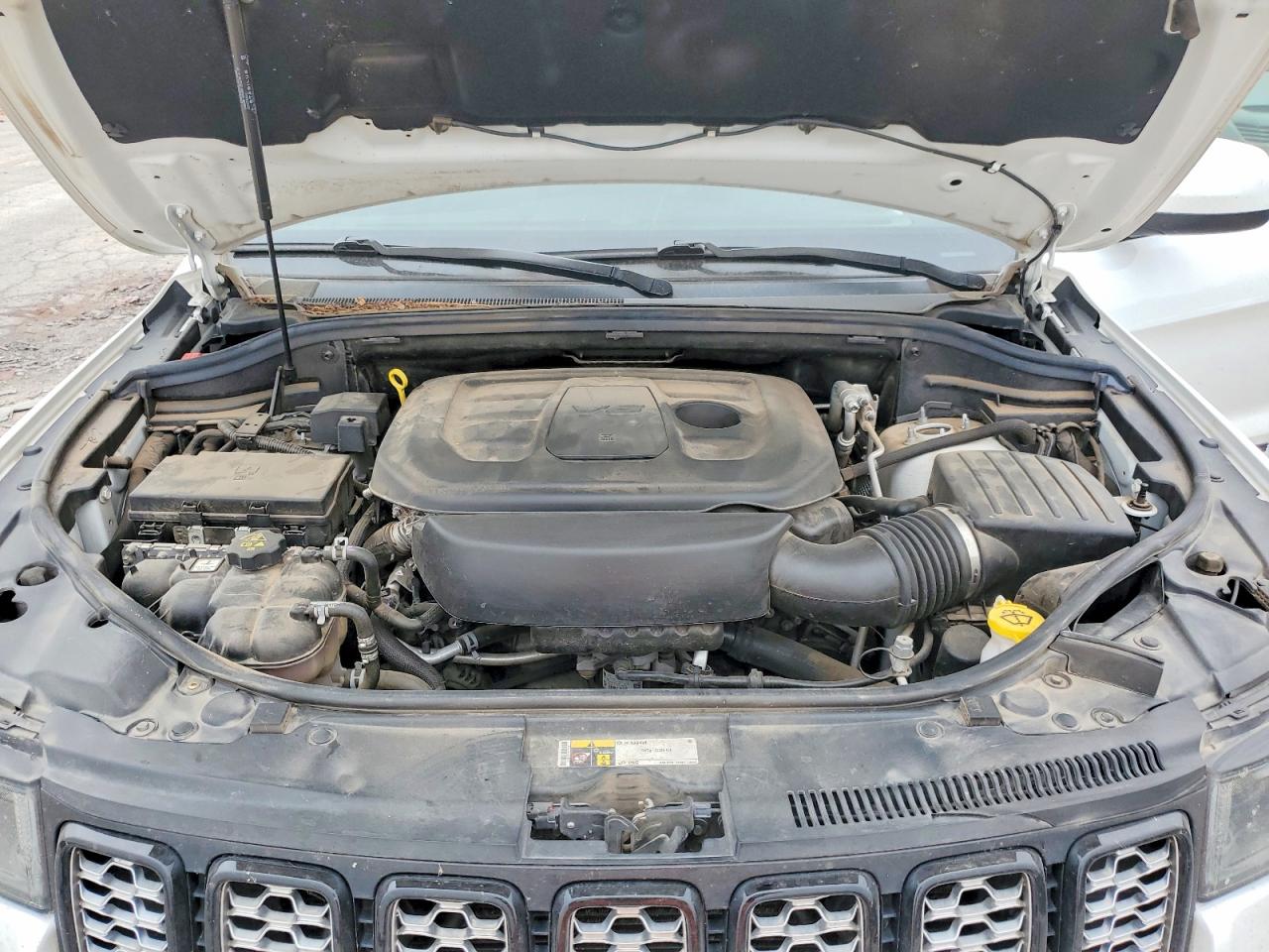 2020 JEEP GRAND CHEROKEE LAREDO photo 12