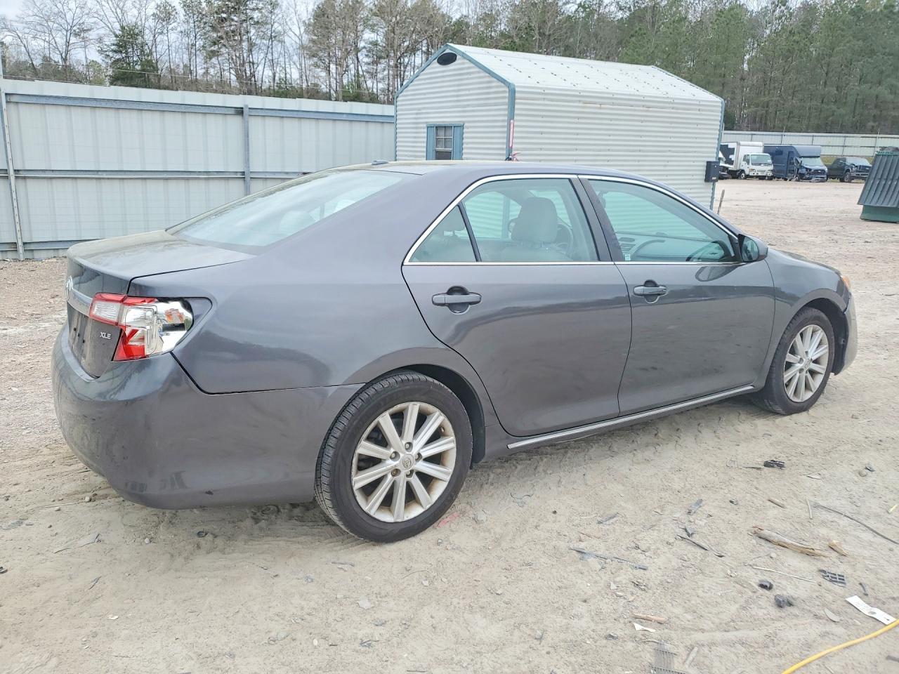 2014 TOYOTA CAMRY XLE photo 5