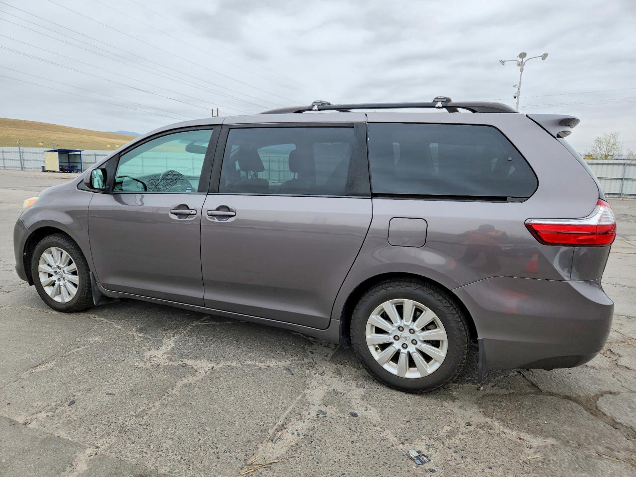 2015 TOYOTA SIENNA LE 7-PASSENGER photo 4