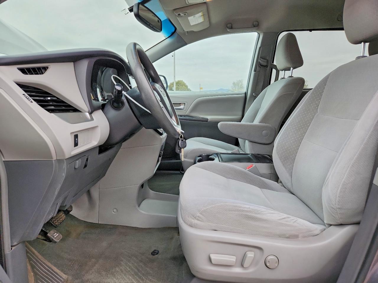2015 TOYOTA SIENNA LE 7-PASSENGER photo 19