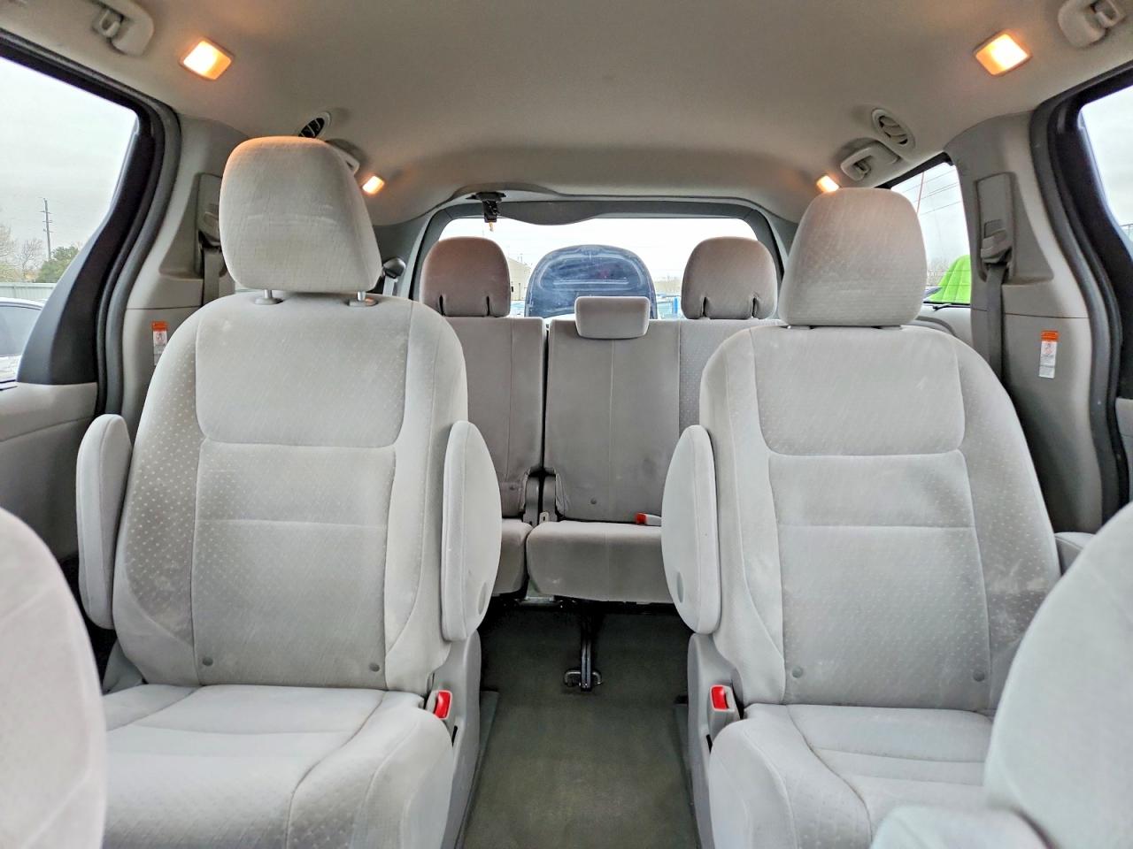 2015 TOYOTA SIENNA LE 7-PASSENGER photo 28