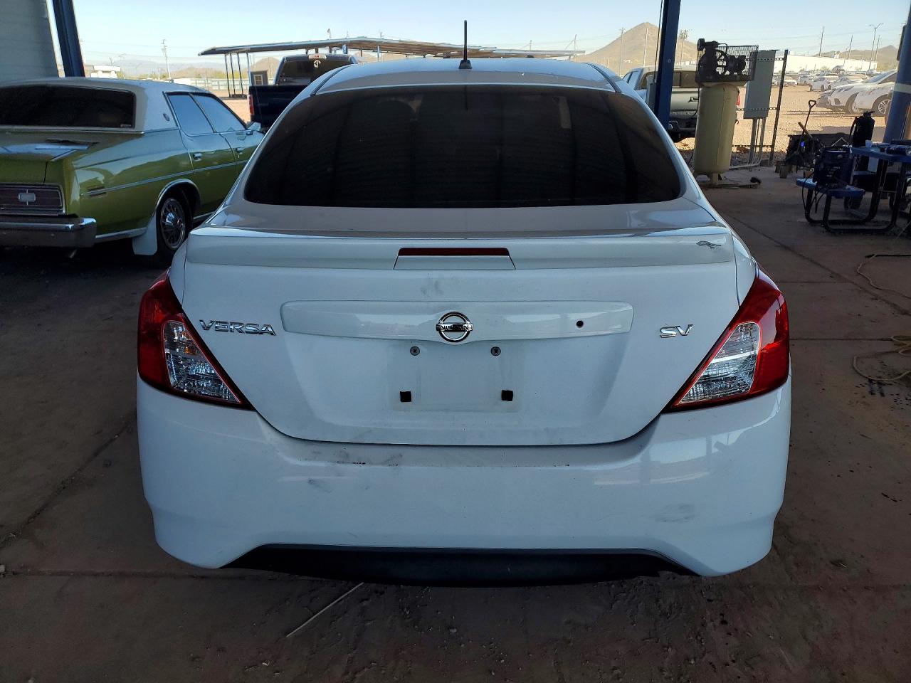 2018 NISSAN VERSA SV photo 11