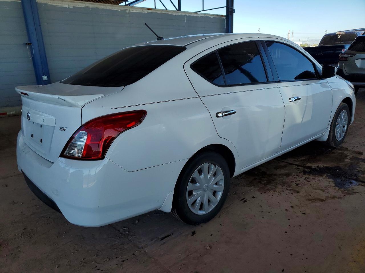 2018 NISSAN VERSA SV photo 5
