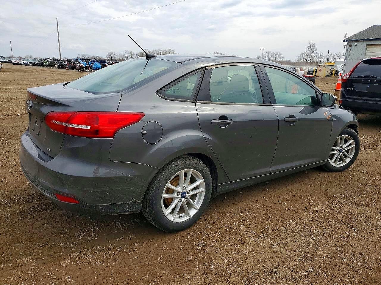 2017 FORD FOCUS SE photo 5