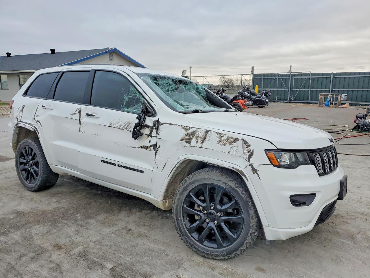 2020 JEEP GRAND CHEROKEE LAREDO photo 4