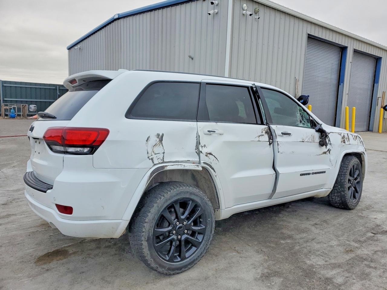 2020 JEEP GRAND CHEROKEE LAREDO photo 3
