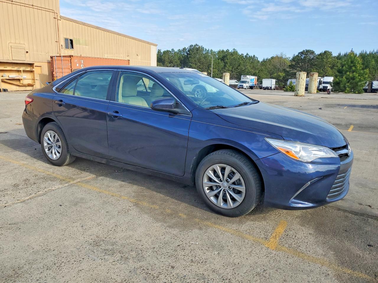 2016 TOYOTA CAMRY LE photo 4