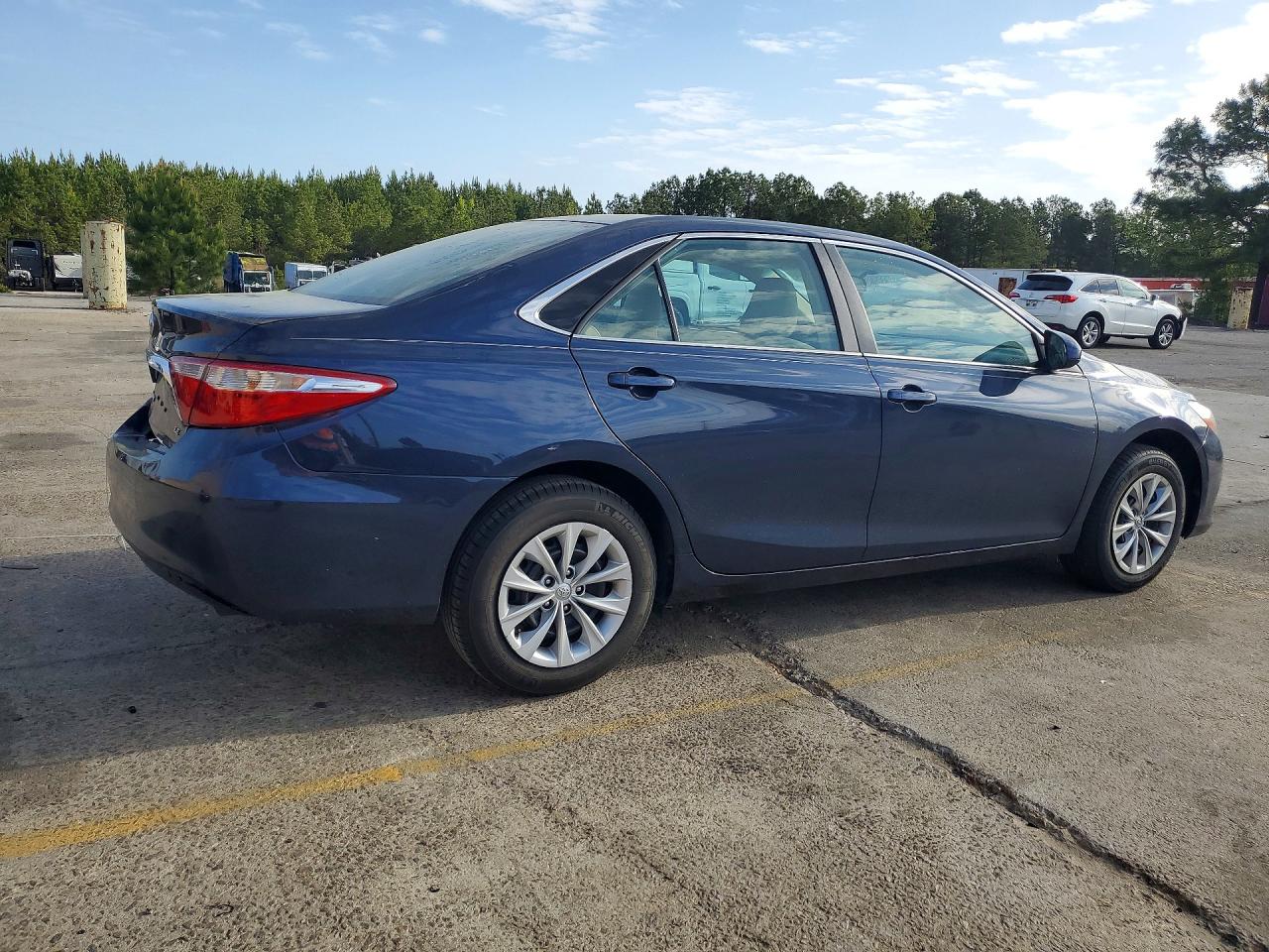 2016 TOYOTA CAMRY LE photo 3