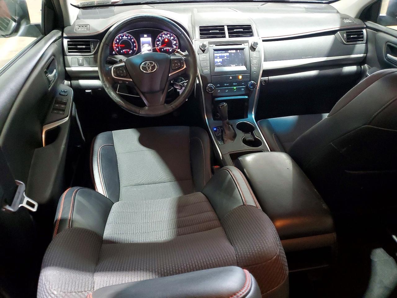 2016 TOYOTA CAMRY SE photo 8