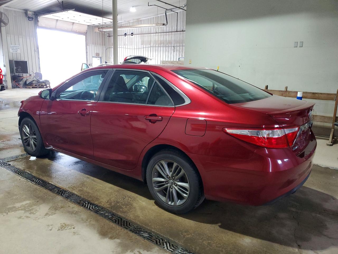 2016 TOYOTA CAMRY SE photo 2