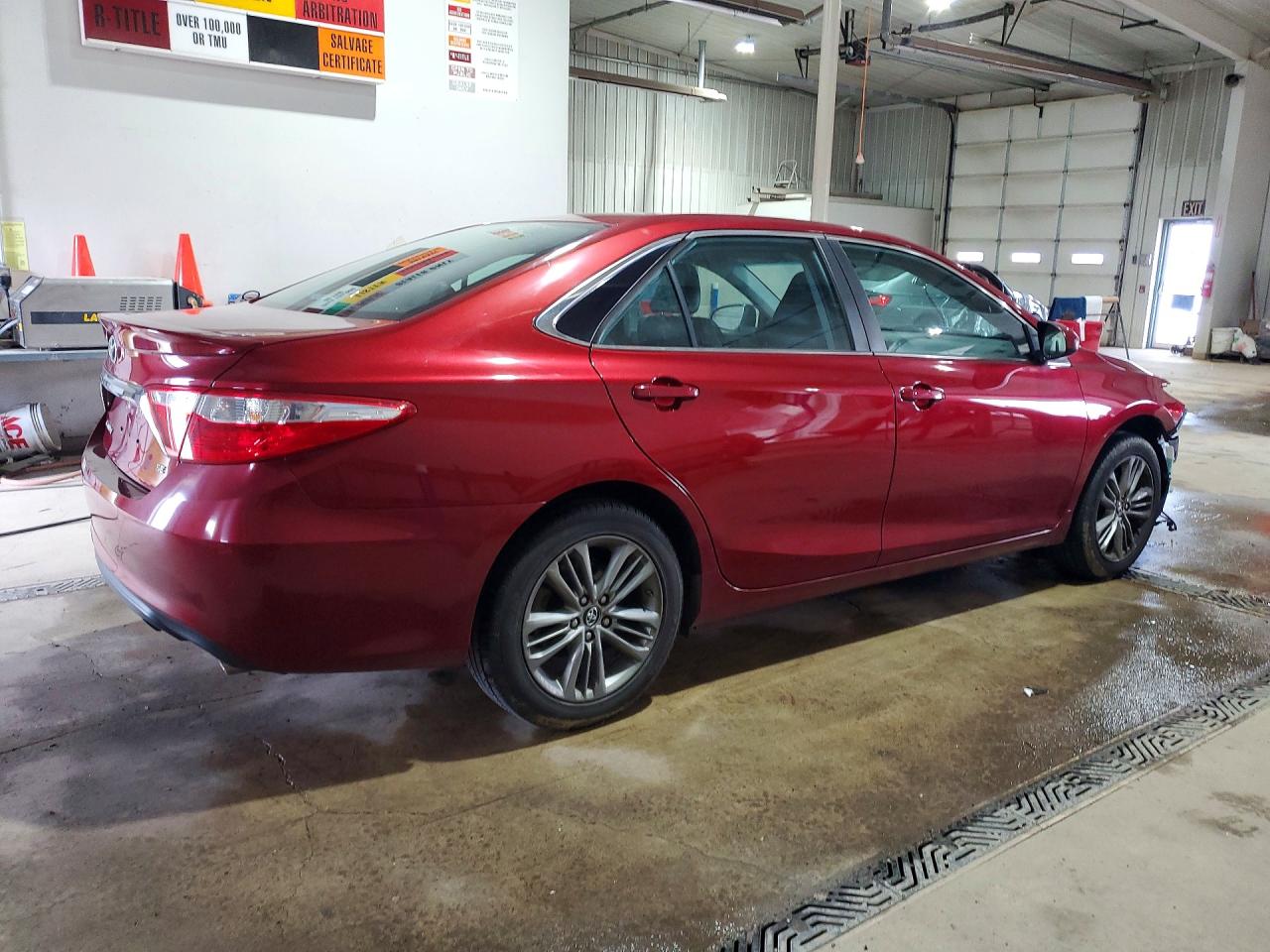2016 TOYOTA CAMRY SE photo 3