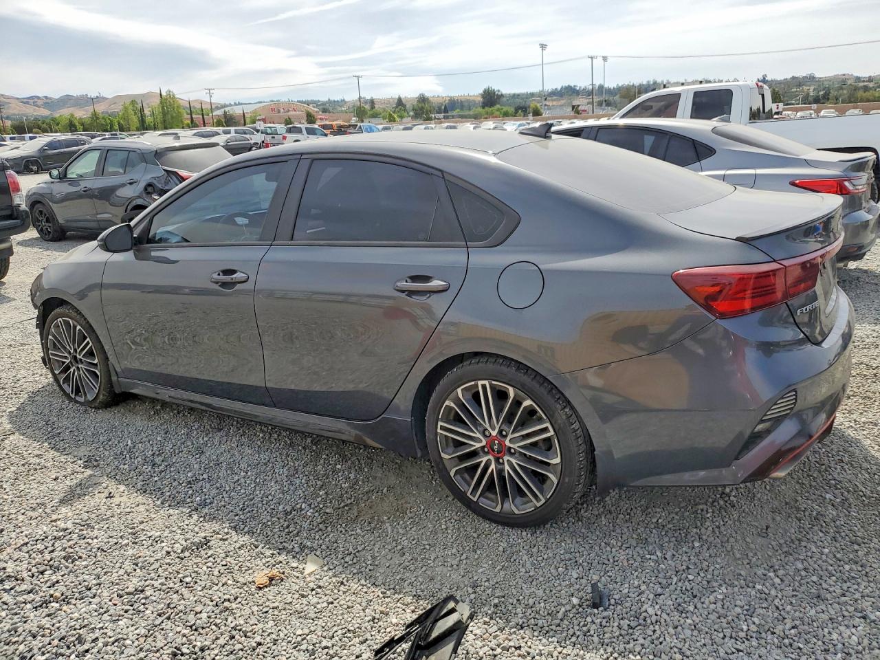 2023 KIA FORTE GT photo 2