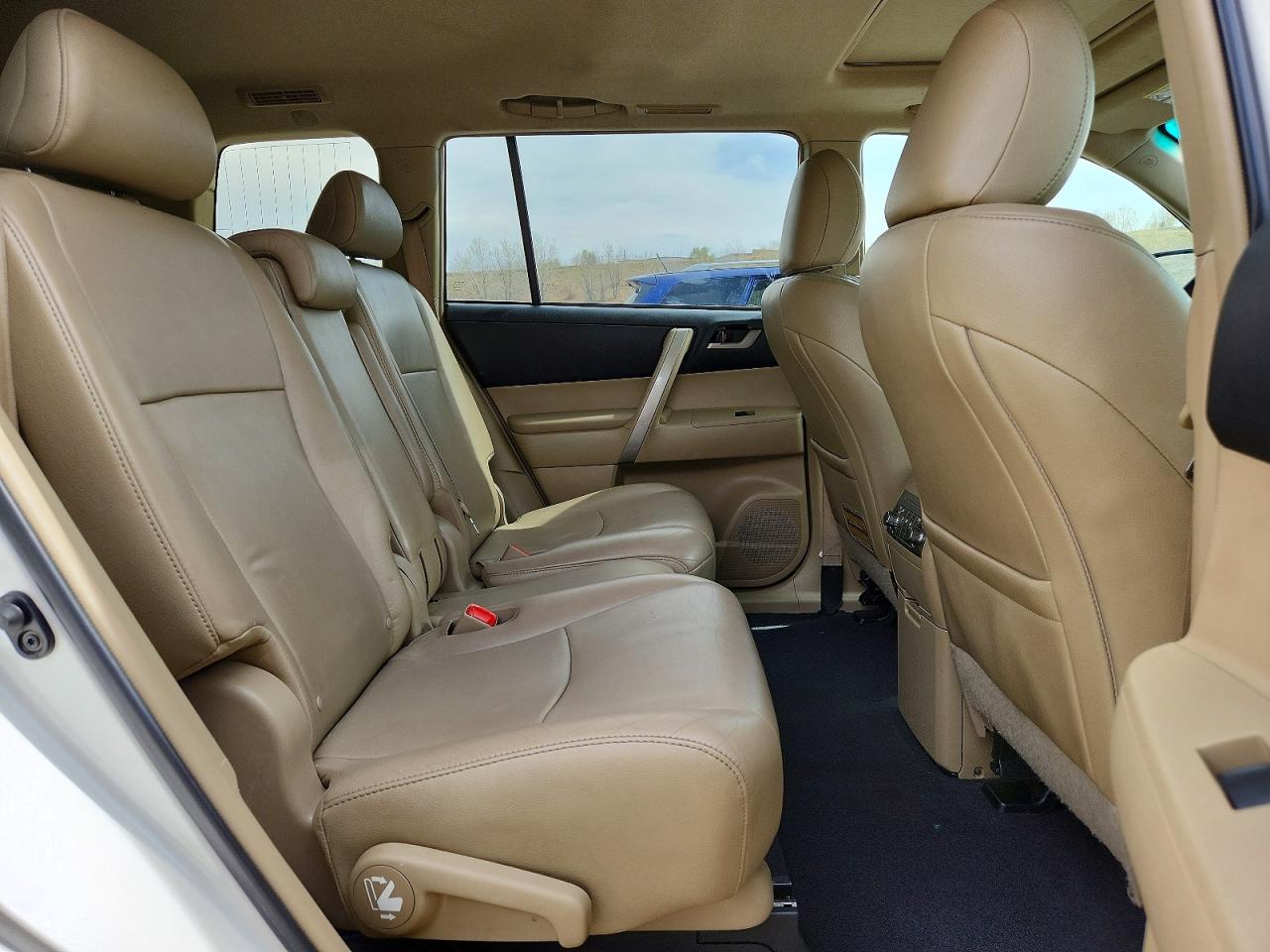 2013 TOYOTA HIGHLANDER SE photo 11