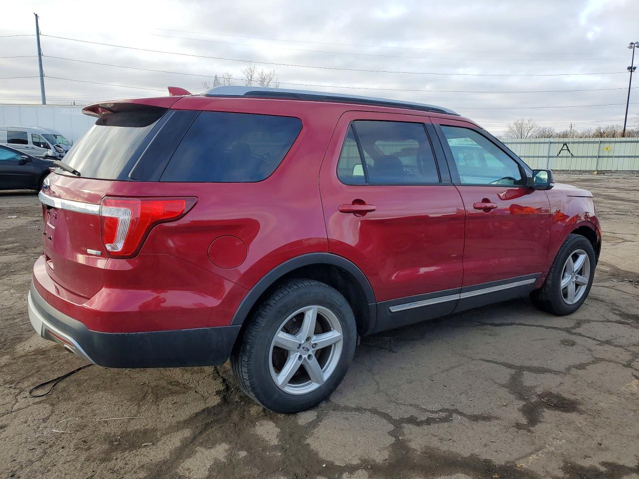 2017 FORD EXPLORER XLT photo 5