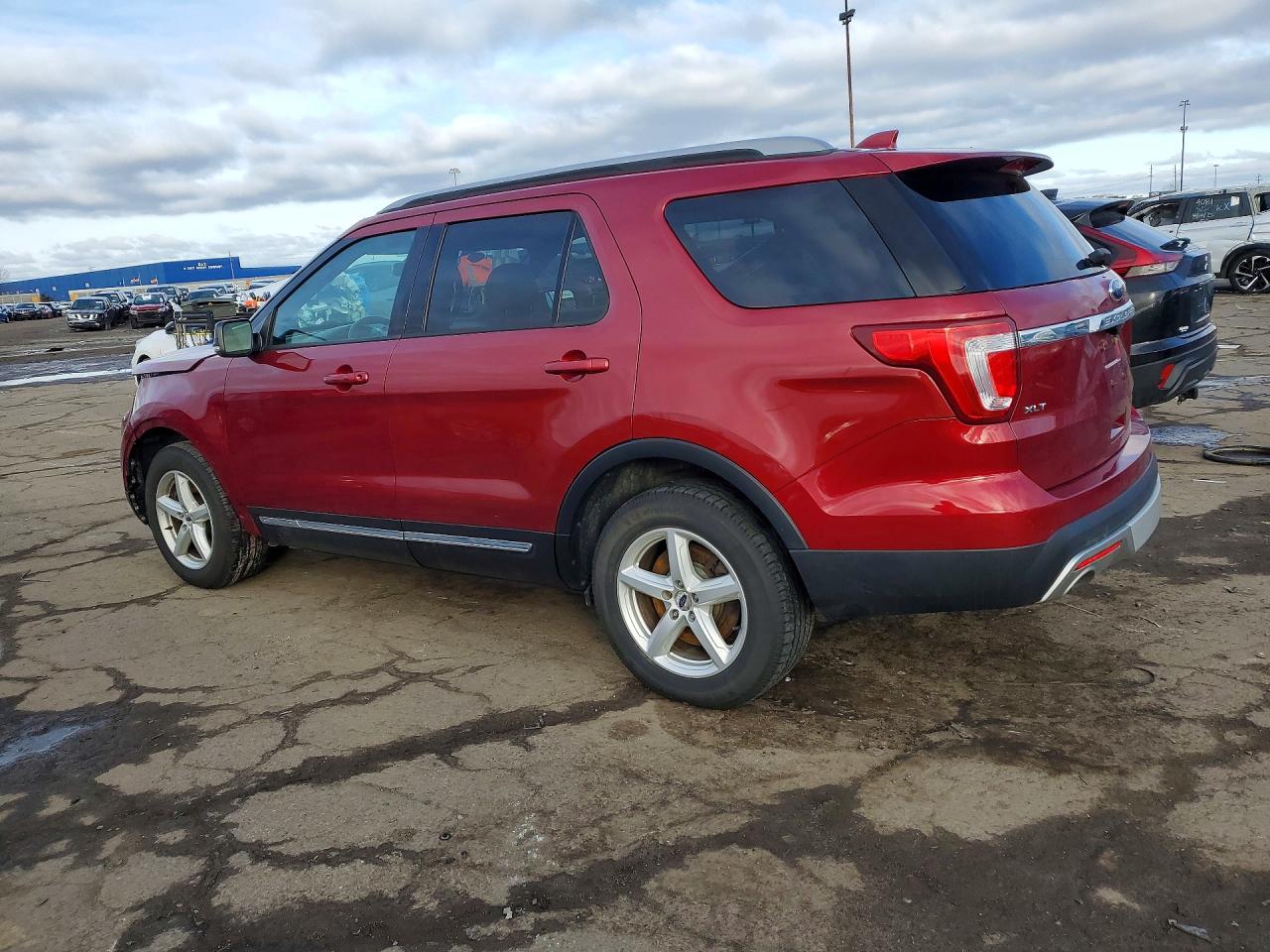 2017 FORD EXPLORER XLT photo 3