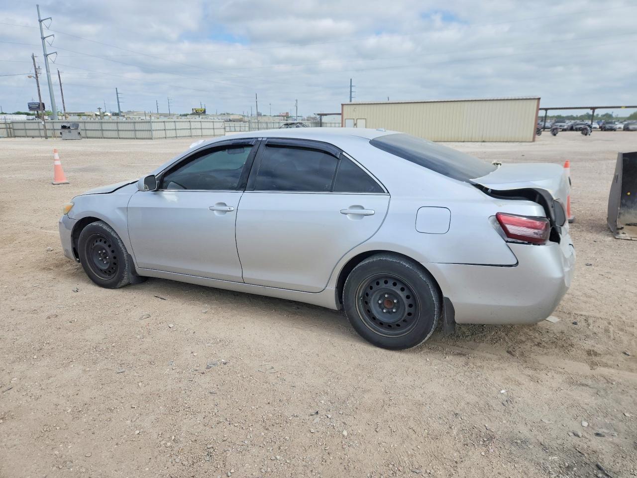 2011 TOYOTA CAMRY LE photo 3