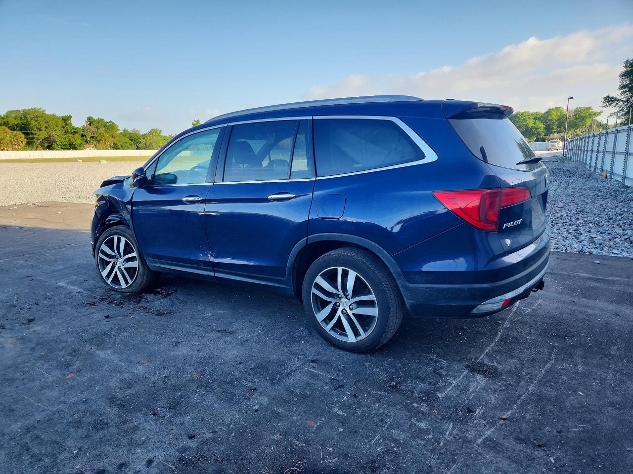 2016 HONDA PILOT TOURING photo 3