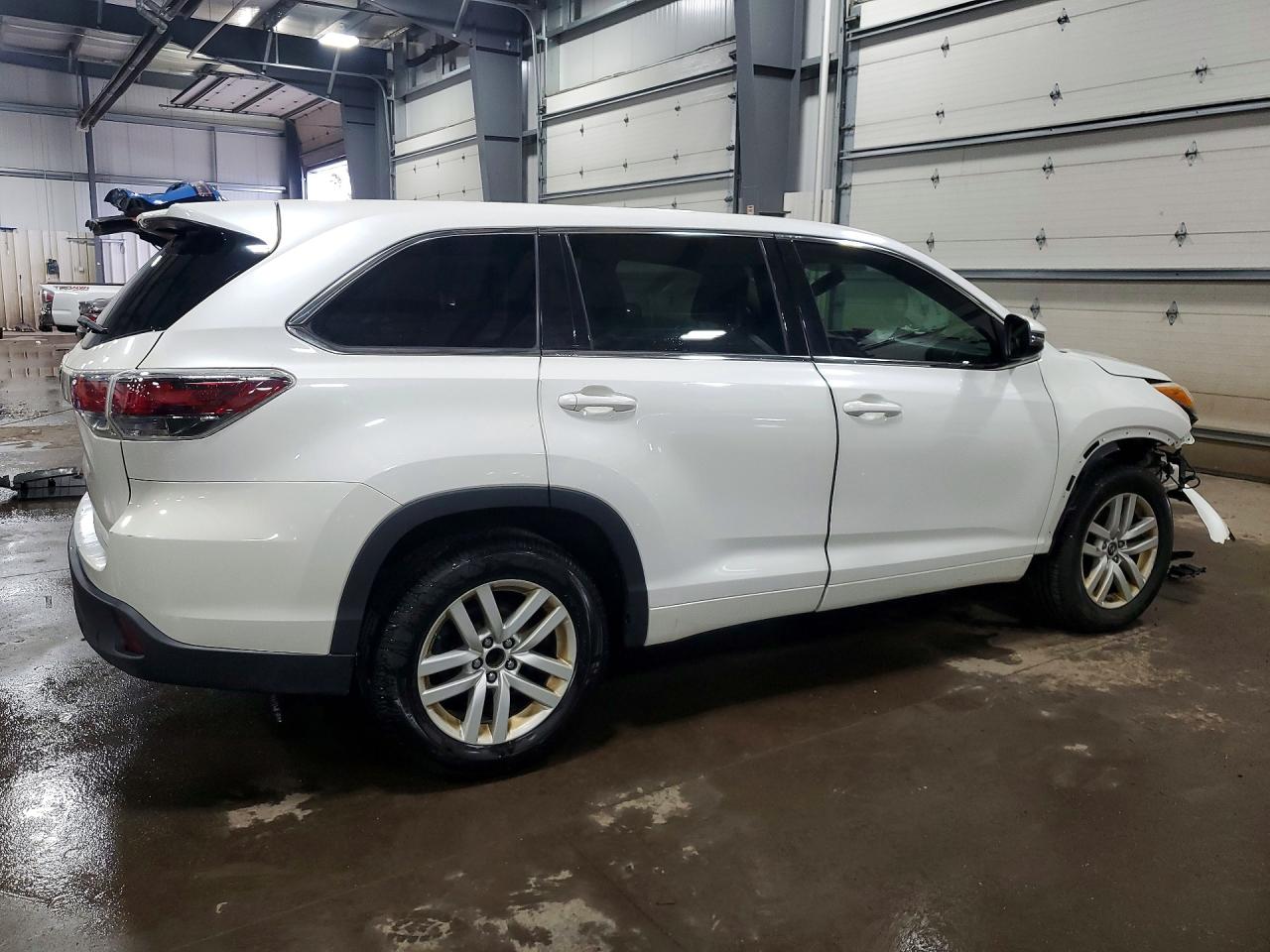 2016 TOYOTA HIGHLANDER LE photo 3