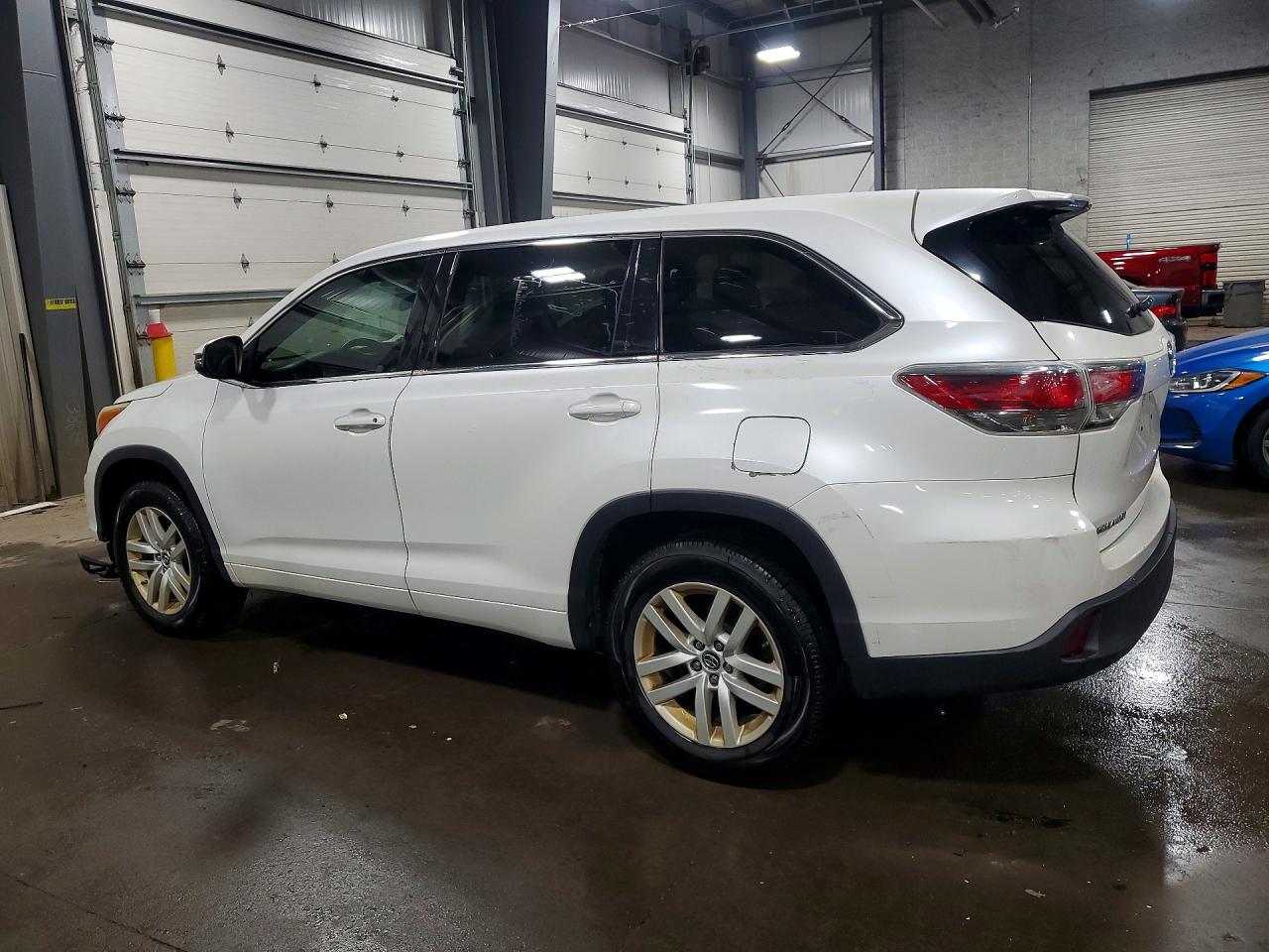 2016 TOYOTA HIGHLANDER LE photo 2