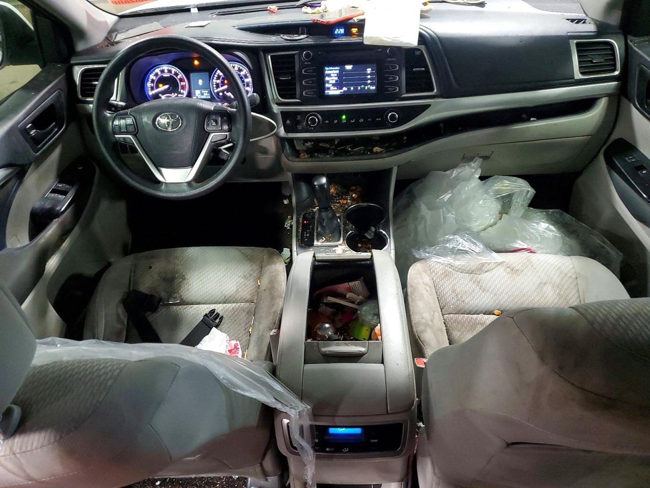2016 TOYOTA HIGHLANDER LE photo 8