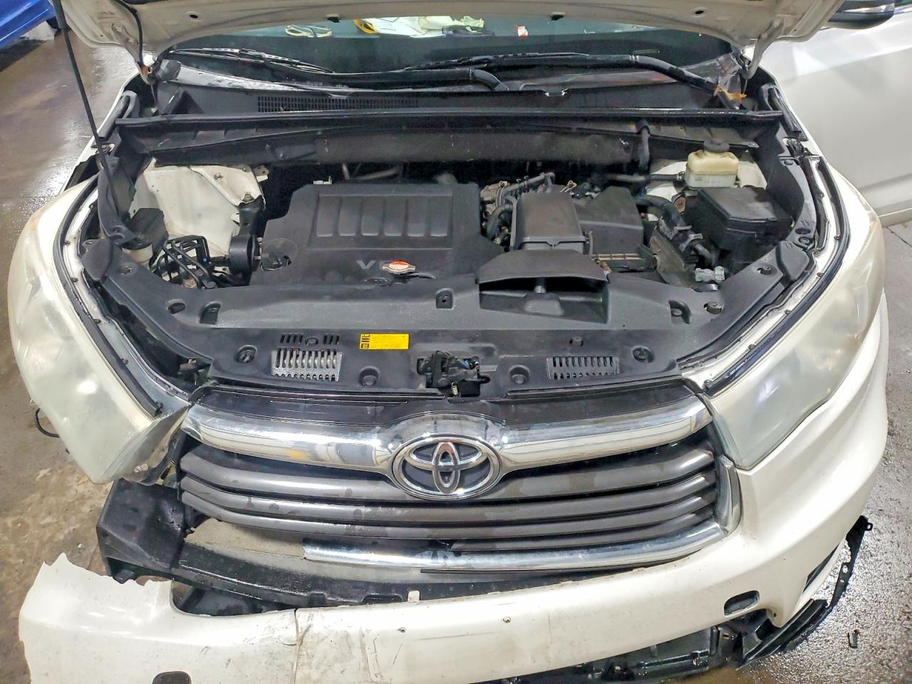 2016 TOYOTA HIGHLANDER LE photo 12