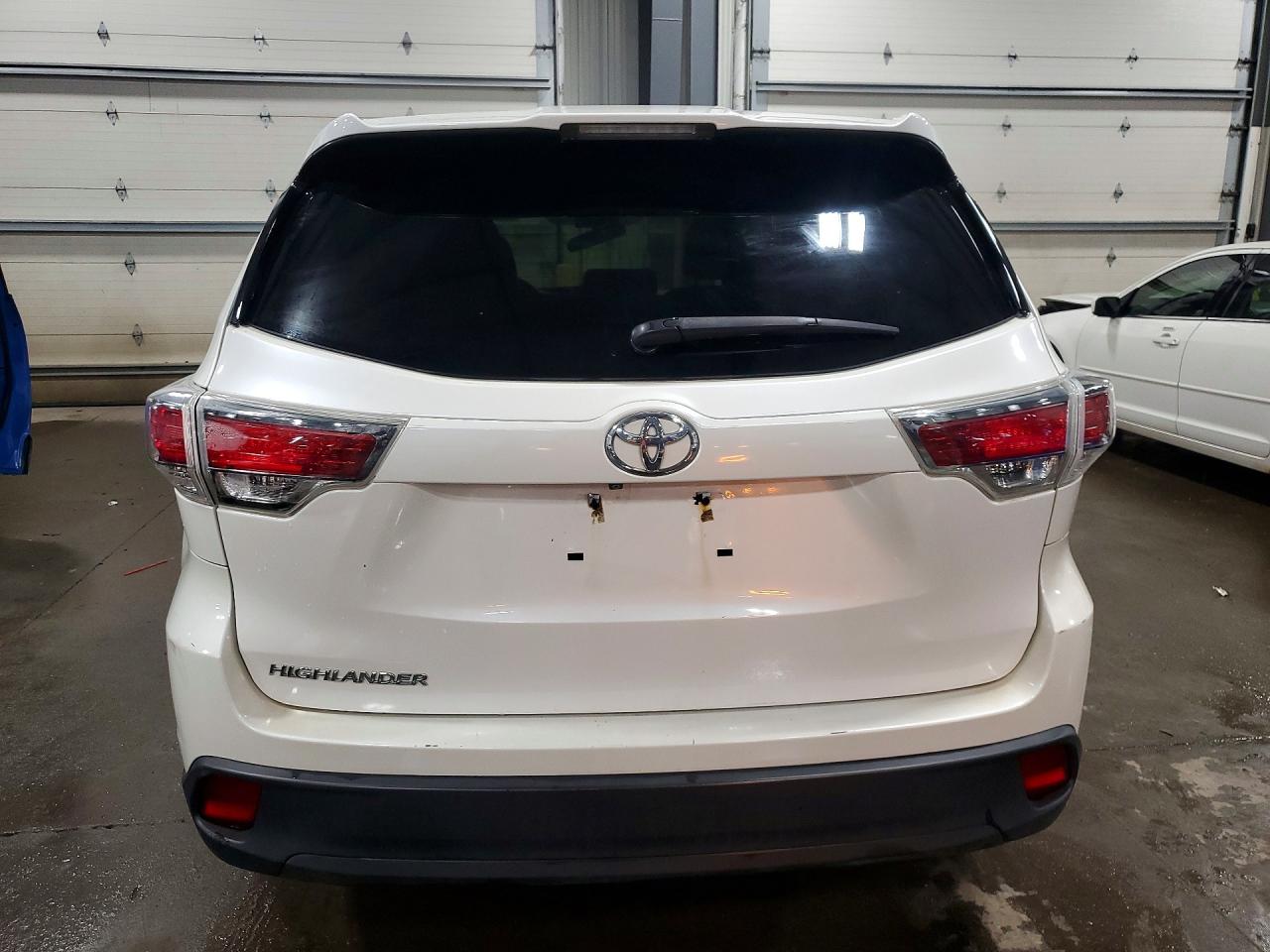 2016 TOYOTA HIGHLANDER LE photo 6