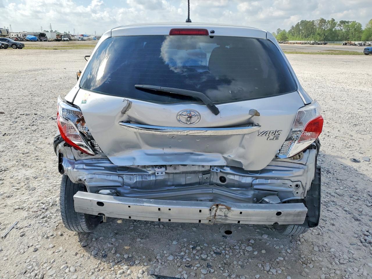 2013 TOYOTA YARIS 5-DOOR LE photo 16