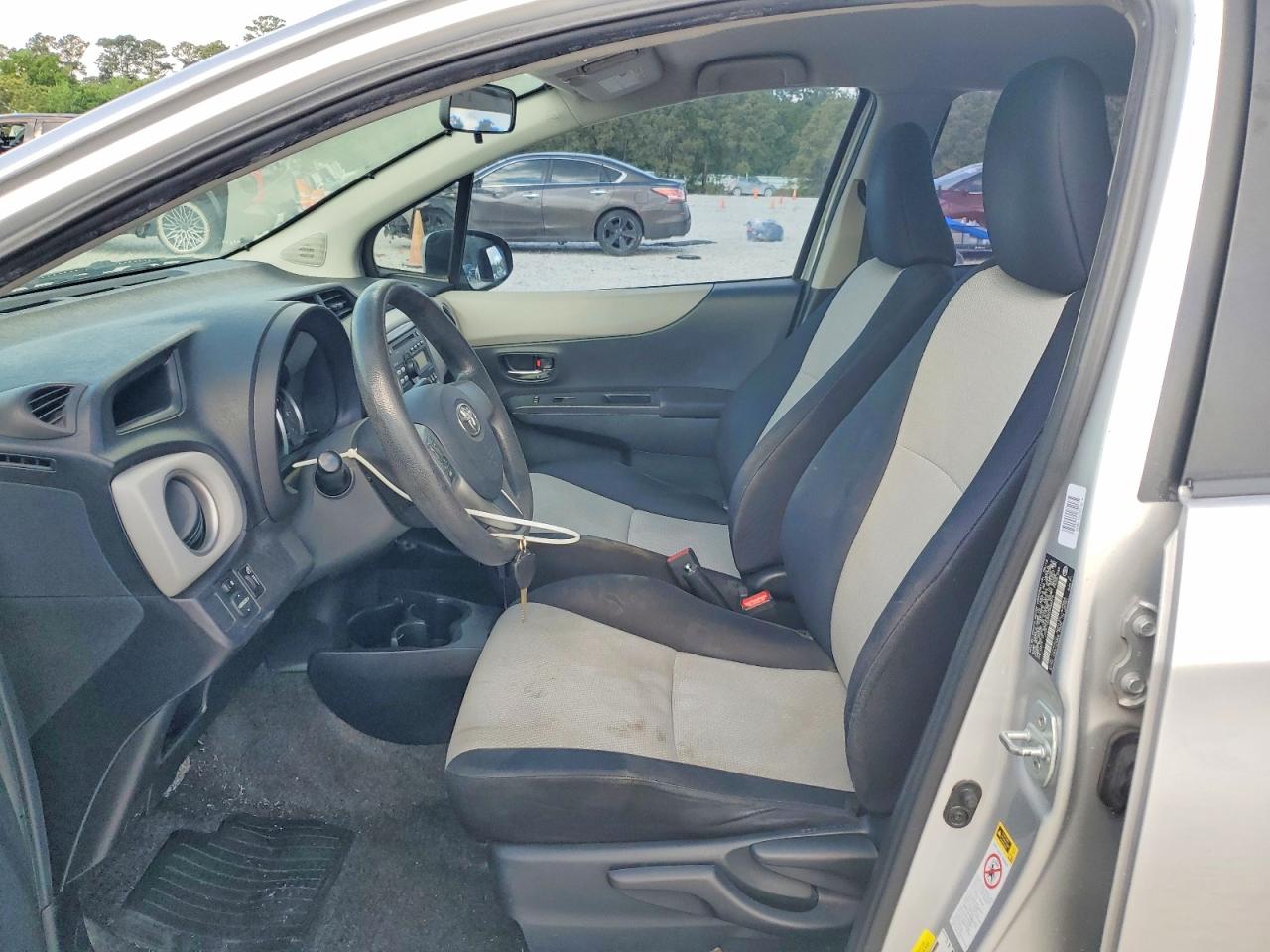 2013 TOYOTA YARIS 5-DOOR LE photo 19