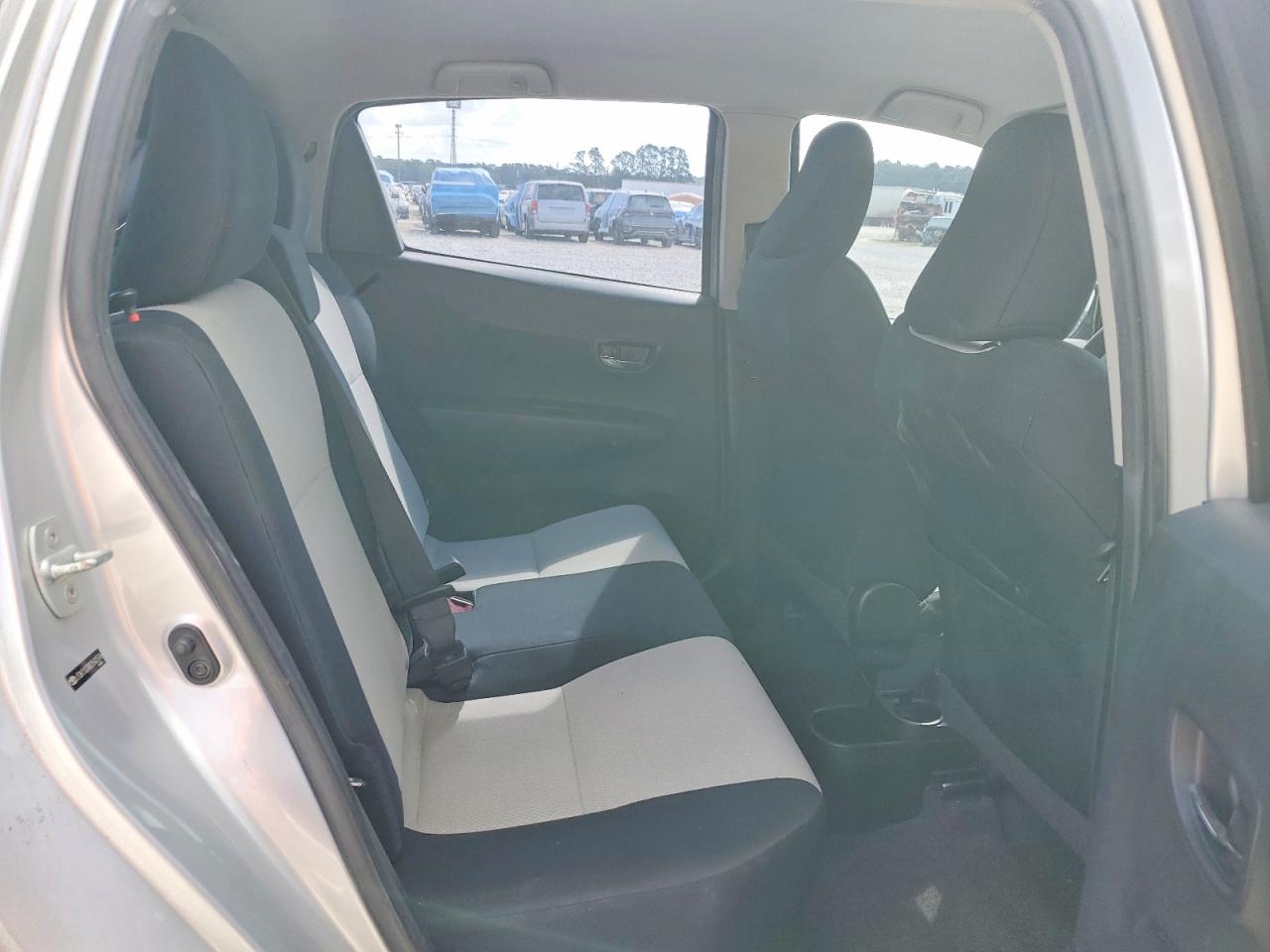 2013 TOYOTA YARIS 5-DOOR LE photo 28
