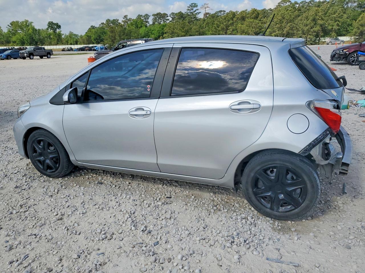 2013 TOYOTA YARIS 5-DOOR LE photo 4