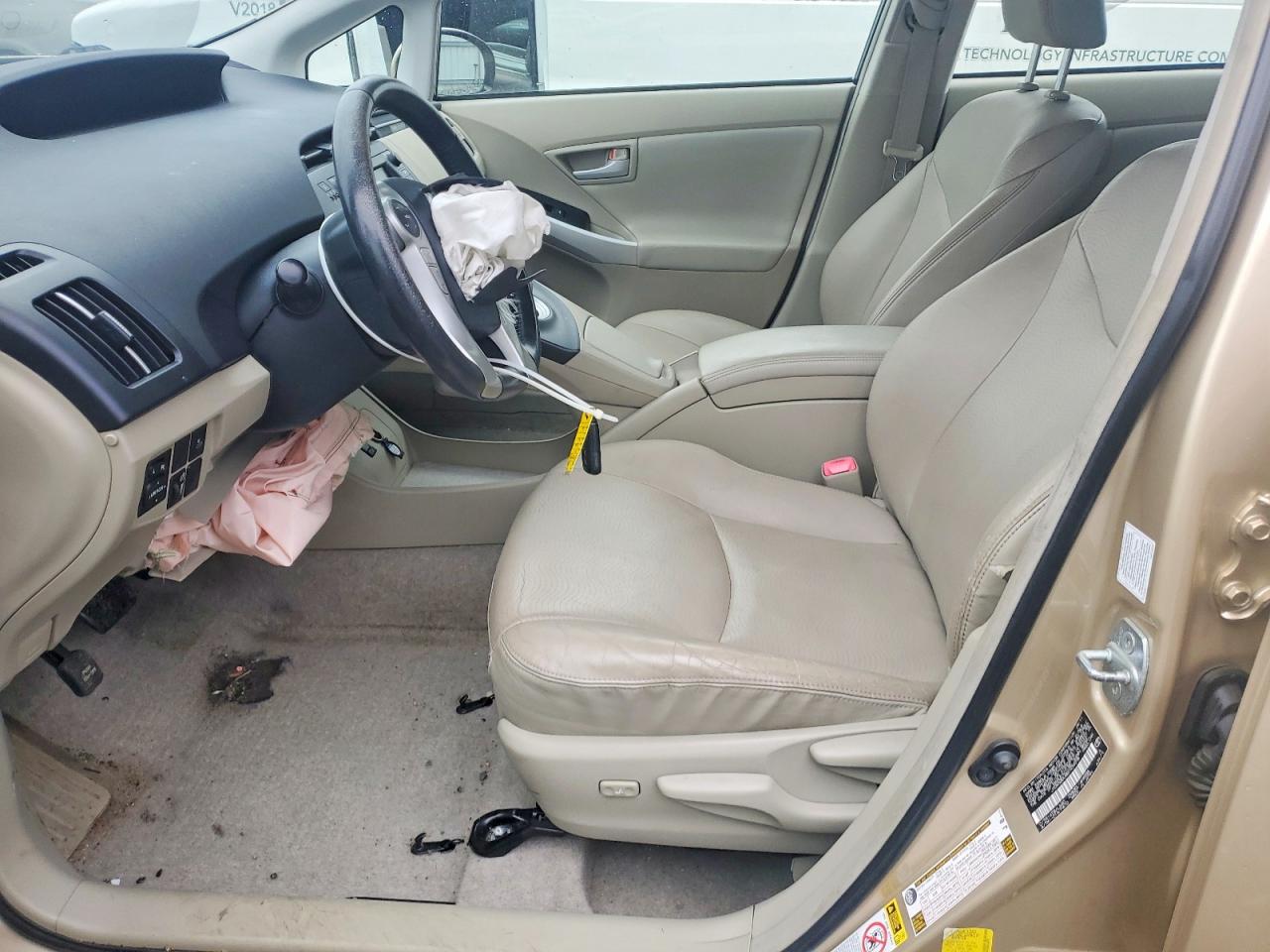 2011 TOYOTA PRIUS FOUR photo 13