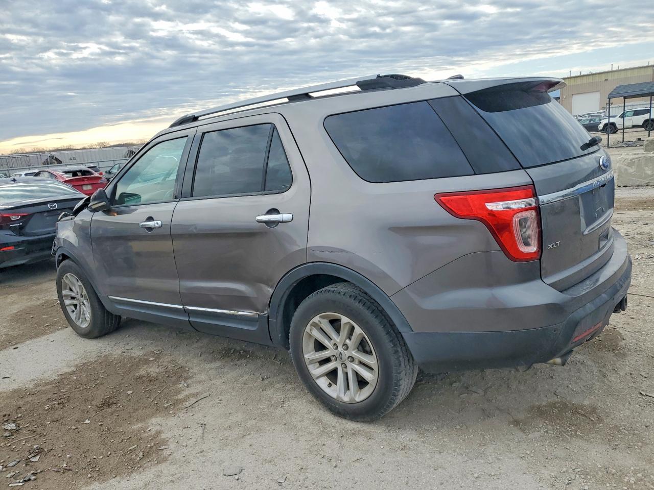 2011 FORD EXPLORER XLT photo 4