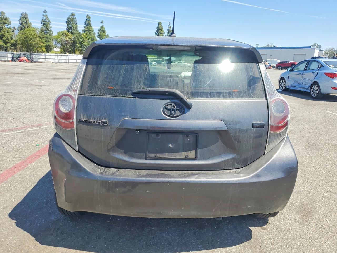 2013 TOYOTA PRIUS C FOUR photo 11