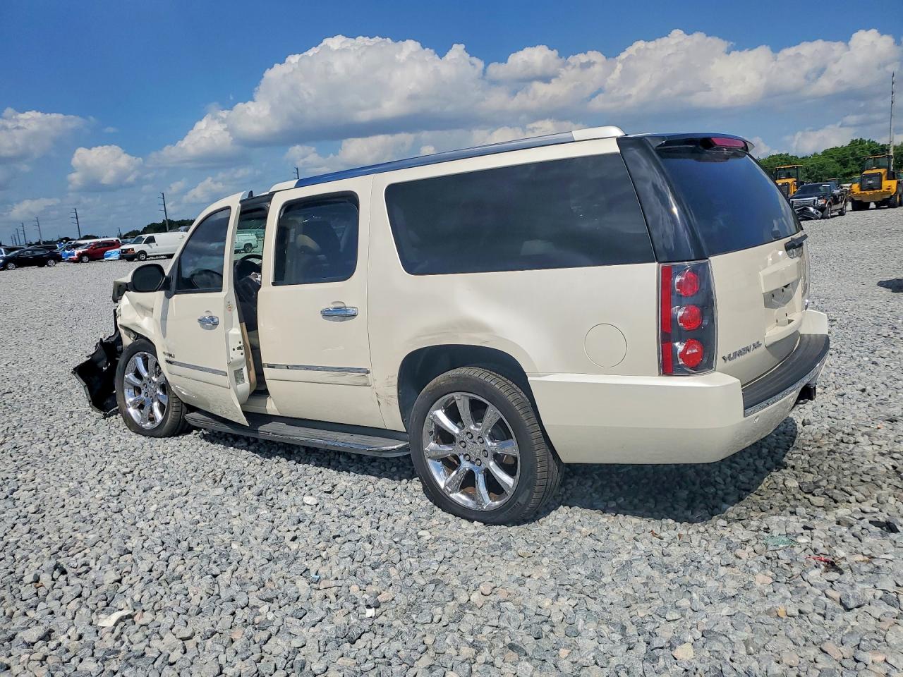 2013 GMC YUKON XL DENALI photo 3