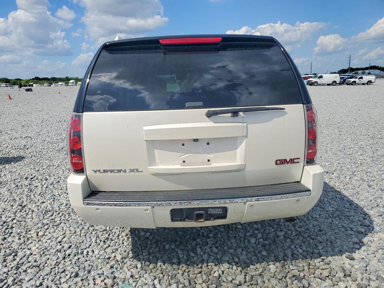 2013 GMC YUKON XL DENALI photo 11