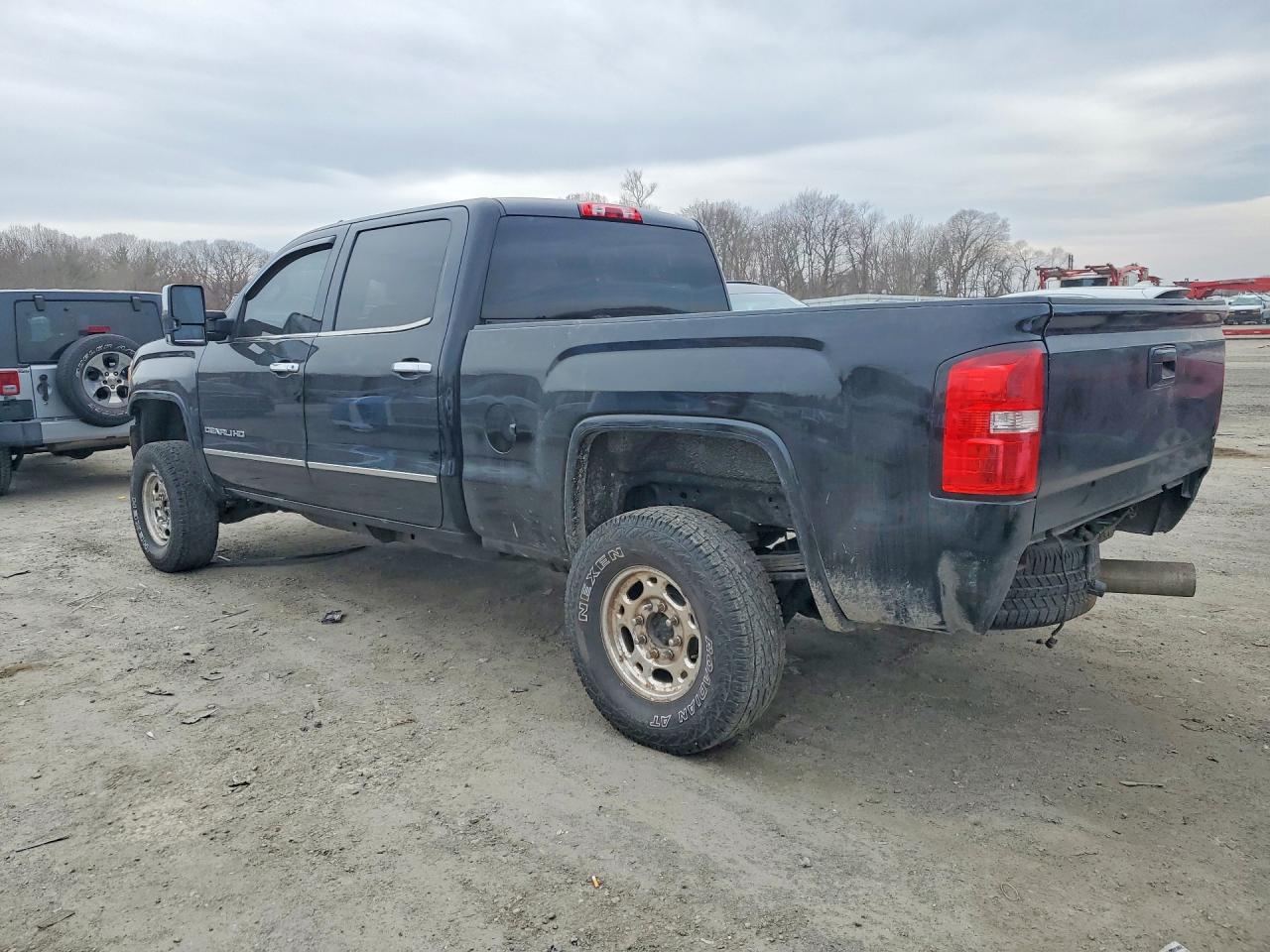 2017 GMC SIERRA K2500 DENALI photo 2