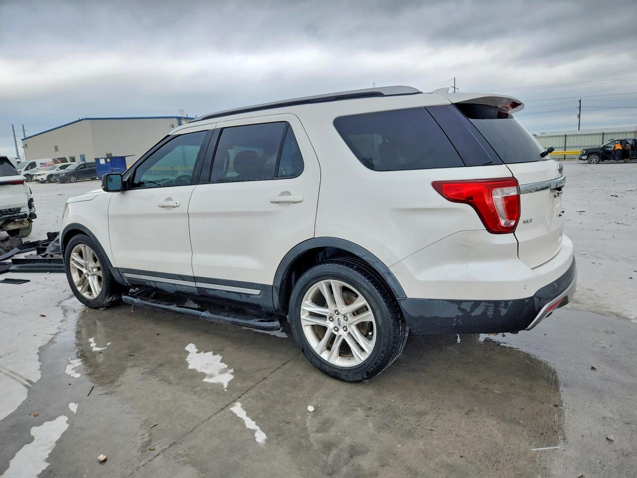 2016 FORD EXPLORER XLT photo 3