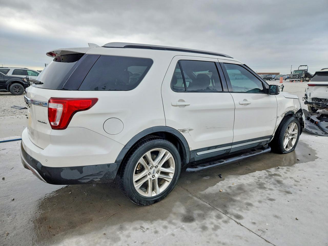 2016 FORD EXPLORER XLT photo 5