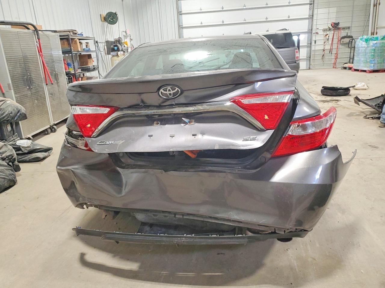 2015 TOYOTA CAMRY SE photo 11