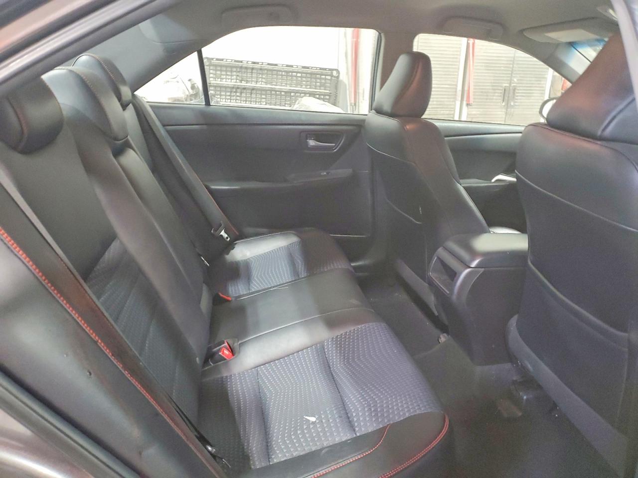 2015 TOYOTA CAMRY SE photo 19