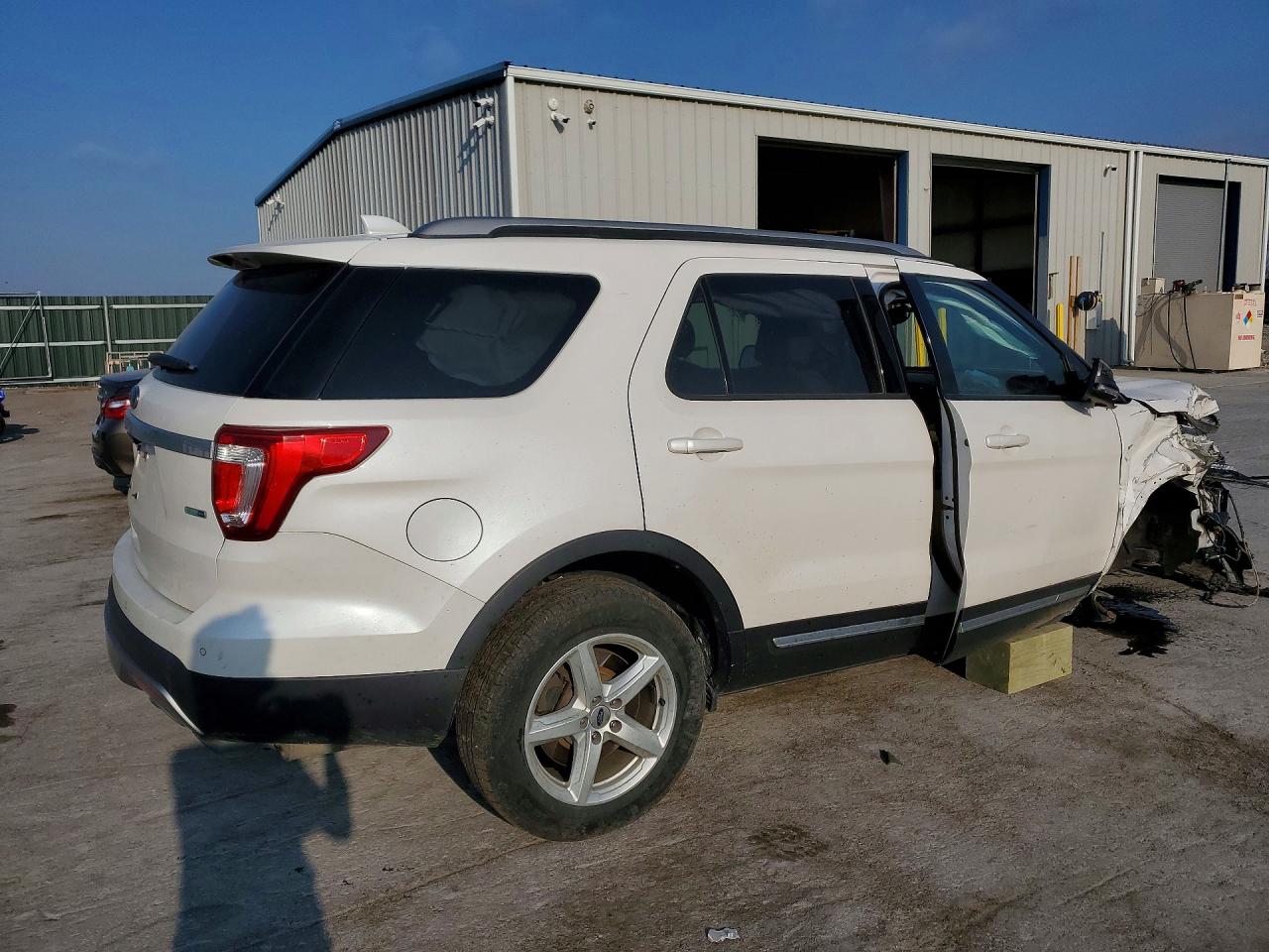 2016 FORD EXPLORER XLT photo 5