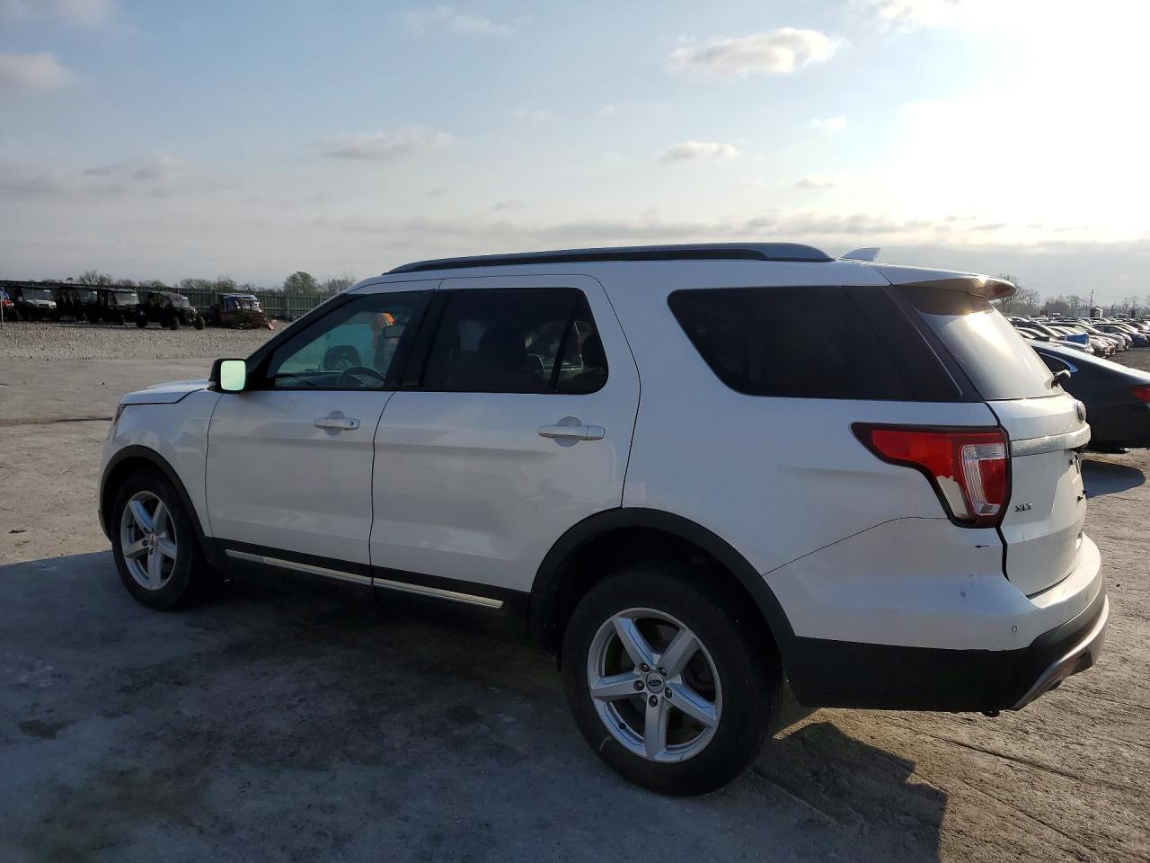 2016 FORD EXPLORER XLT photo 3
