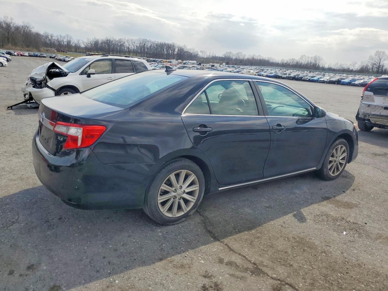 2013 TOYOTA CAMRY photo 5