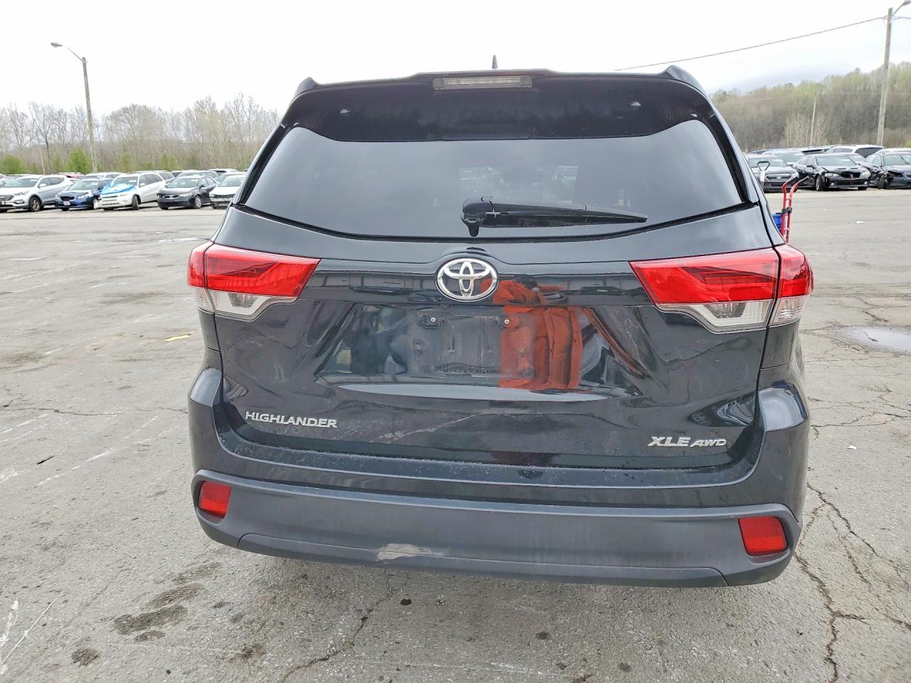2019 TOYOTA HIGHLANDER XLE photo 6