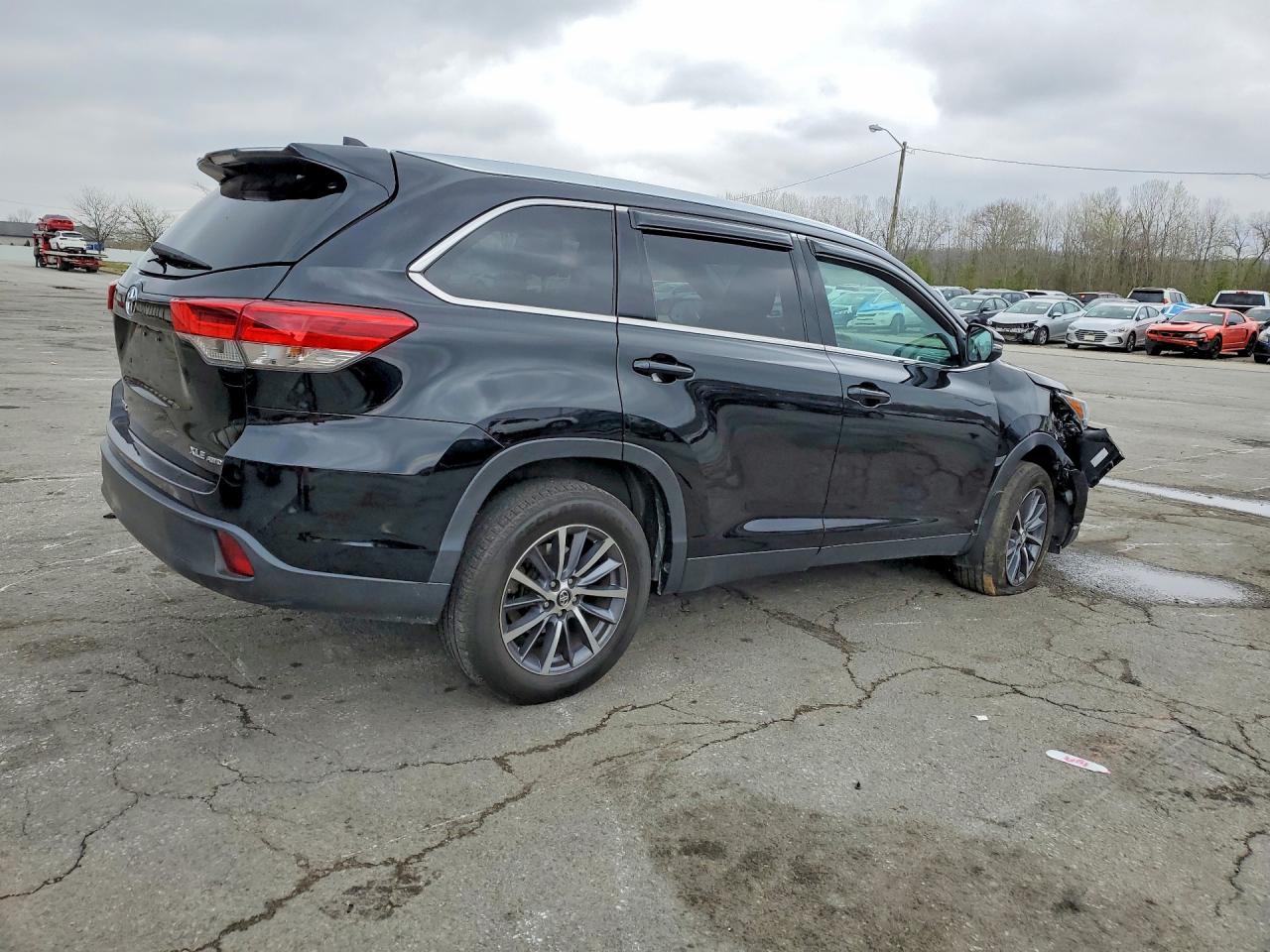 2019 TOYOTA HIGHLANDER XLE photo 3