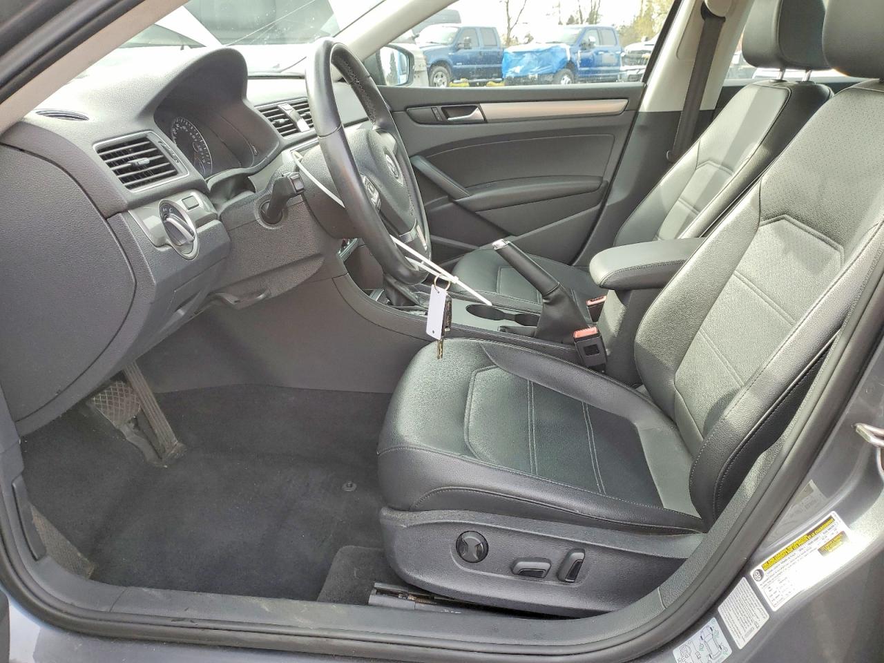 2015 VOLKSWAGEN PASSAT S photo 19