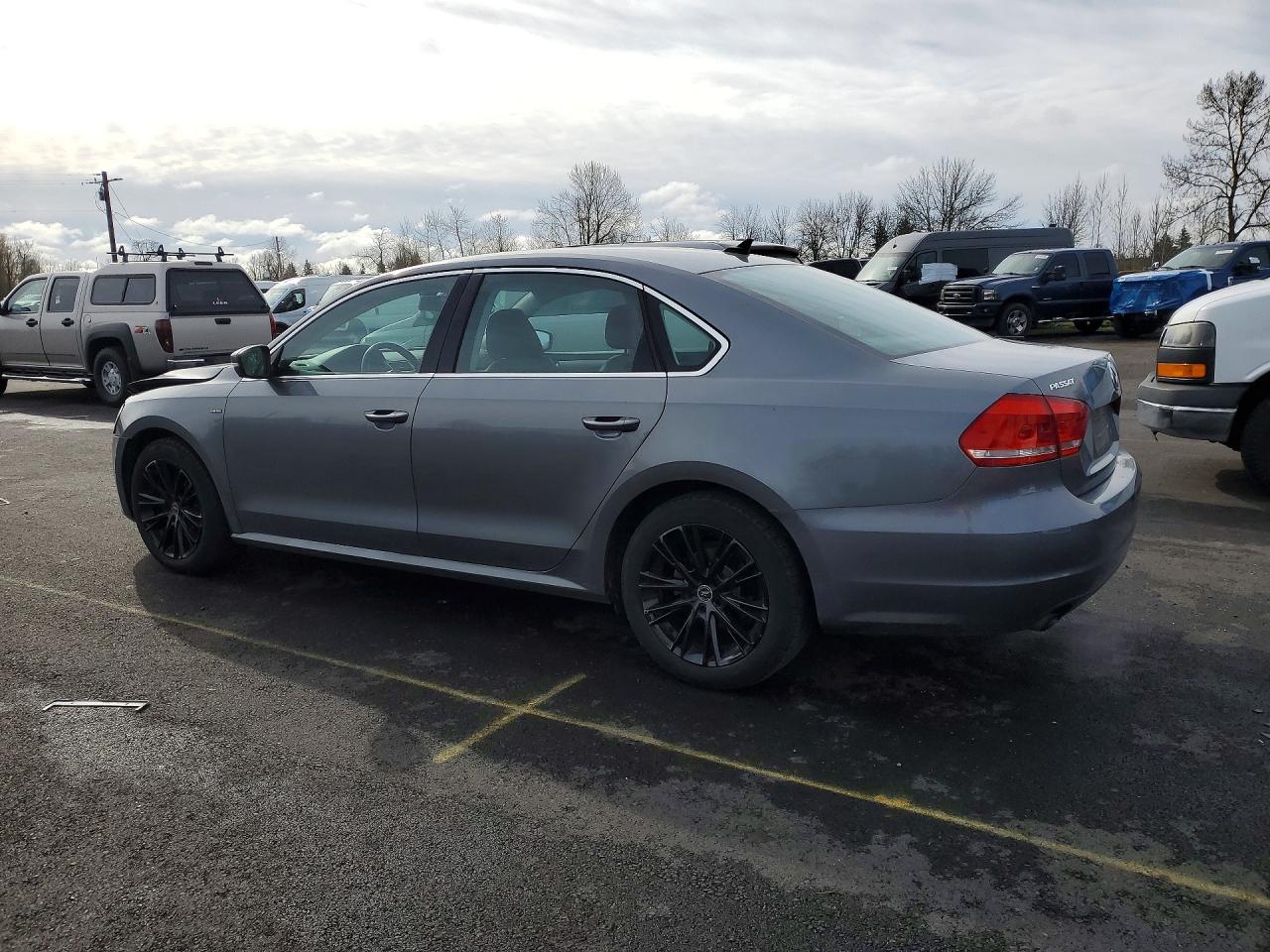 2015 VOLKSWAGEN PASSAT S photo 4