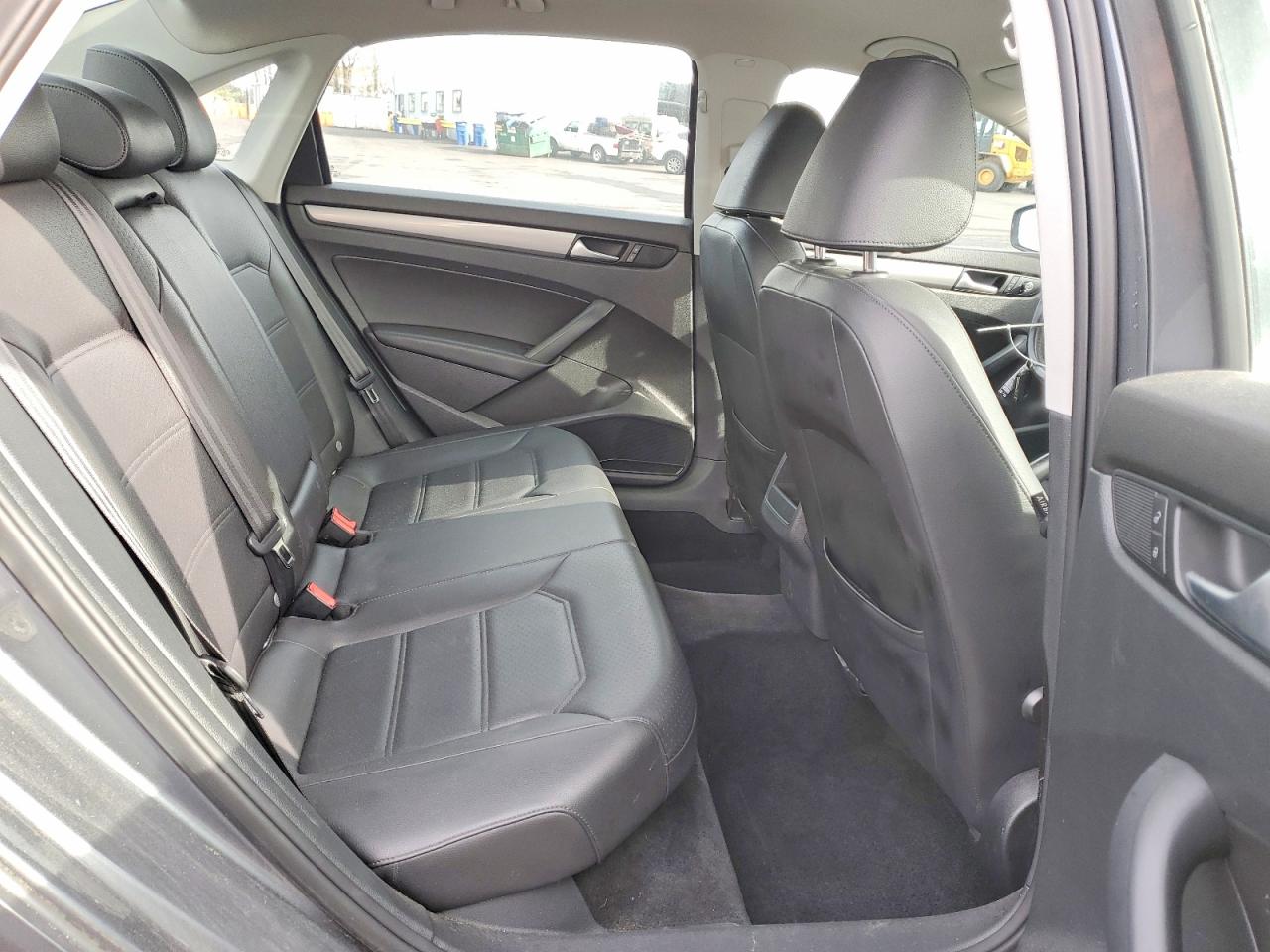 2015 VOLKSWAGEN PASSAT S photo 28