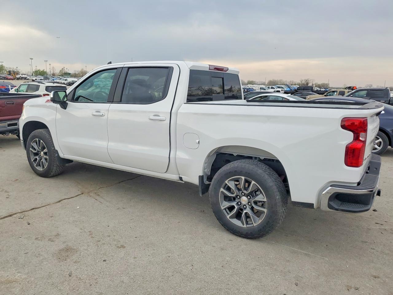 2025 CHEVROLET SILVERADO K1500 LT photo 2
