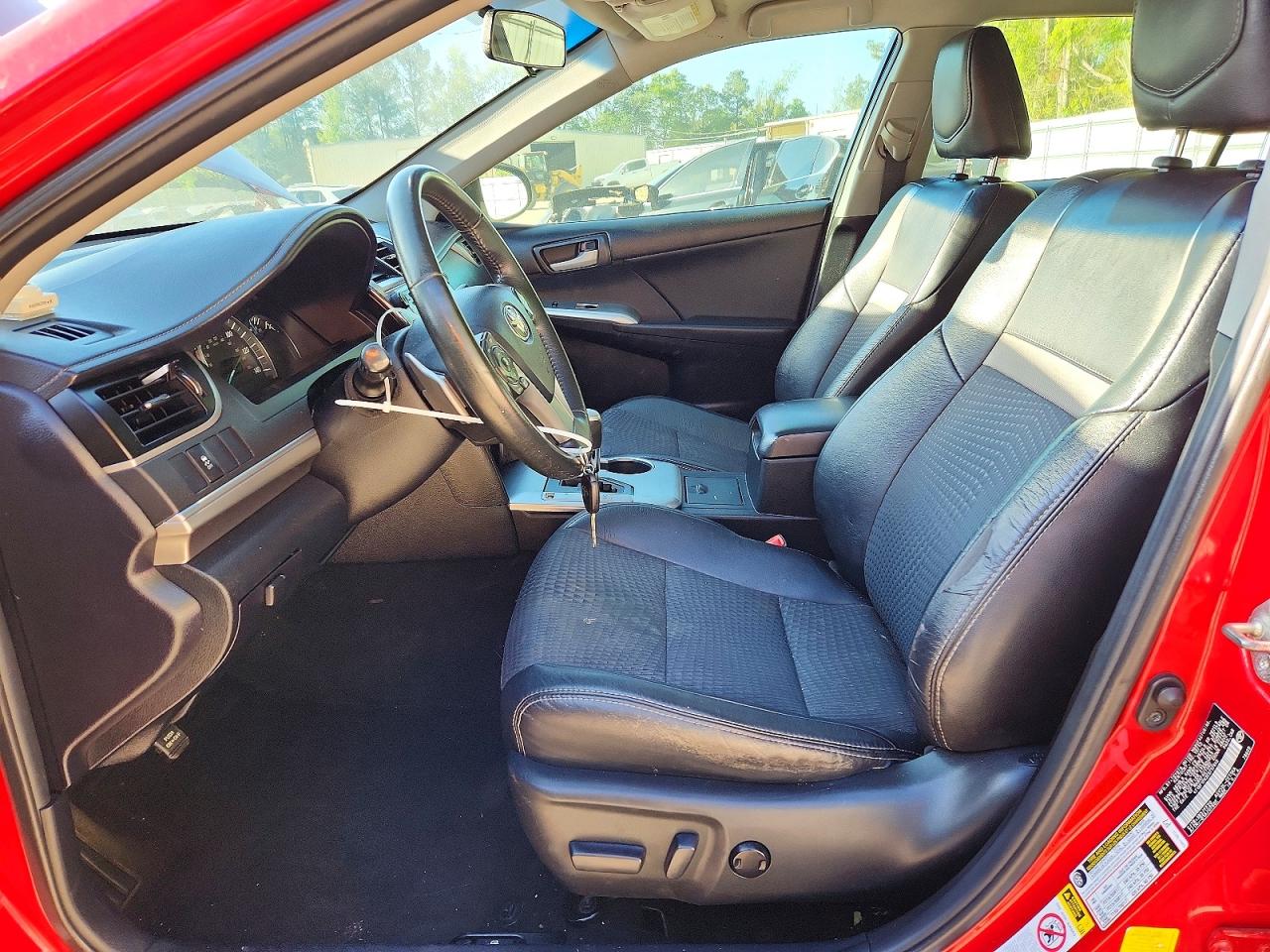 2014 TOYOTA CAMRY SE photo 13